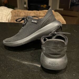 Women’s Kiziks size 6